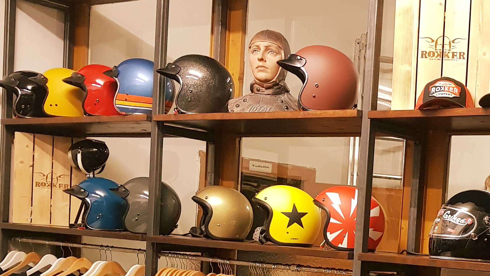 Verkaufsregal bei Retronia mit einer Auswahl an Motorradhelmen  im Vintage-Stil
